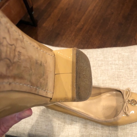 Tory Burch Patent Leather Round Toe Pumps Low Heel Size 10 Khaki Beige Color - Picture 11 of 12